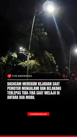 Vox Indonesia on Instagram: "Seorang pengguna TikTok membagikan rekaman dashcam yang menunjukkan momen tak terduga di jalan raya. Saat lalu lintas berjalan normal tanpa hambatan, seorang pengendara motor melintas di antara dua mobil. Tiba-tiba ban belakang motornya terlepas dan menggelinding sendiri meninggalkan rangka motor. Pengendara motor terlihat sempat kehilangan keseimbangan namun berhasil mengendalikan kendaraan hingga berhenti dengan aman di pinggir jalan. Tidak ada laporan cedera seriu