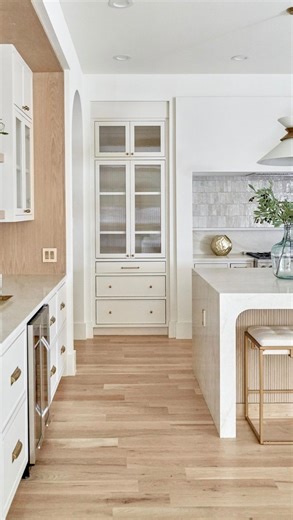BuildTX Solutions on Instagram: "Let’s talk design 👩🏻‍🎨 🪄 This kitchen is all about achieving that transitional balance—modern lines with timeless character. It’s the kind of space where every detail matters: the layout, the materials, the palette… all working together to create something refined, warm, and effortlessly cohesive. 💅🏻 A style we’re loving more and more with every project! 💃🏻"