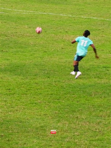 🎥 WATCH: Few minutes after scoring the first goal for Elecsport FC, Junior GIDEON sustained an ankle injury and was taken off to seek medical attention during Quarter Final Match Day One of the South West Regional League in Limbe. 𝐅𝐨𝐫 𝐌𝐚𝐭𝐜𝐡 𝐕𝐢𝐝𝐞𝐨𝐬 & 𝐏𝐢𝐜𝐭𝐮𝐫𝐞𝐬? 𝐒𝐞𝐧𝐝 𝐏𝐚𝐫𝐭𝐧𝐞𝐫𝐬𝐡𝐢𝐩 & 𝐂𝐨𝐥𝐥𝐚𝐛𝐨𝐫𝐚𝐭𝐢𝐨𝐧 𝐑𝐞𝐪𝐮𝐞𝐬𝐭𝐬 𝐯𝐢𝐚 𝐖𝐡𝐚𝐭𝐬𝐀𝐩𝐩 𝟔𝟕𝟑 𝟗𝟗 𝟓𝟎 𝟎𝟕 📨 #BrazeSports #swregionalleague #guinnesssuperleague #mtneliteone #mtnelitetwo #cameroonfoo
