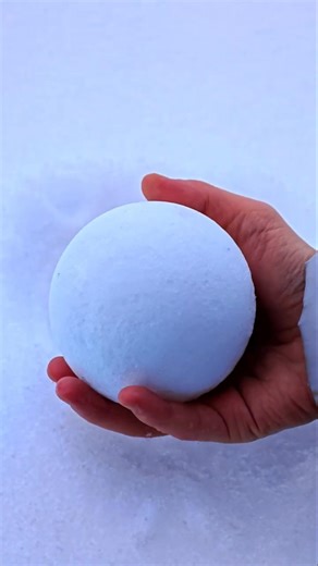 How to Make a Flawless Snowball! #lifehacks #snow #snowball
