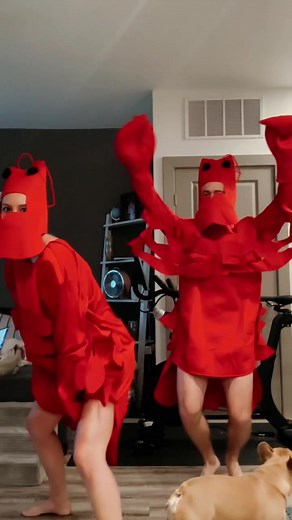 Court dismissed. Bring in the dancing lobsters! #theamandashow #nickelodeon #90skid #judgetrudy #dancinglobsters
