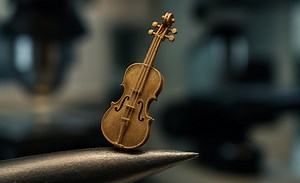 World’s Tiniest Violin Stuns Scientists – Smaller Than a Human Hair!