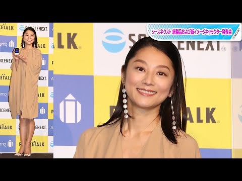 小池栄子、ミニワンピで美脚すらり スリット入り＆マント風で大人のムード【芸能人・冬のファッションチェック】