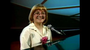 Angèle Arsenault «Moi j’mange» un de ses plus grands succès. Source : Faut voir ça, 21 janvier 1979 Les Archives de Radio-Canada | Je Me Souviens
