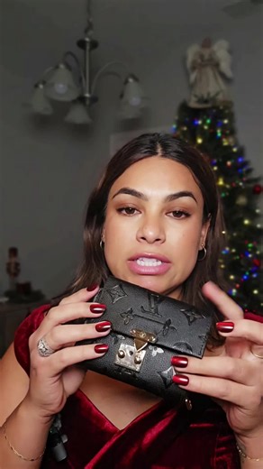 This red bag is gorgeous! It's small, yet fits so much—truly the perfect combination of compact and roomy! ❤️ #RedBag #ExquisiteBag #CompactYetSpacious #FashionableBag #BagLover