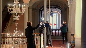 FESTIVAL LOCARNO - Sono stati insieme per 10 giorni, sotto la guida del regista italiano Michelangelo Frammartino, per realizzare dei cortometraggi, collaborando tra loro all’interno della Spring Academy, un progetto del Locarno Film Festival in collaborazione con il CISA. È successo a metà marzo e ha coinvolto 8 giovani cineasti, scelti su call internazionale, durante l’edizione 2022 de L’immagine e la parola. Abbiamo seguito uno dei gruppi, al lavoro in questo caso sul corto della regista arge