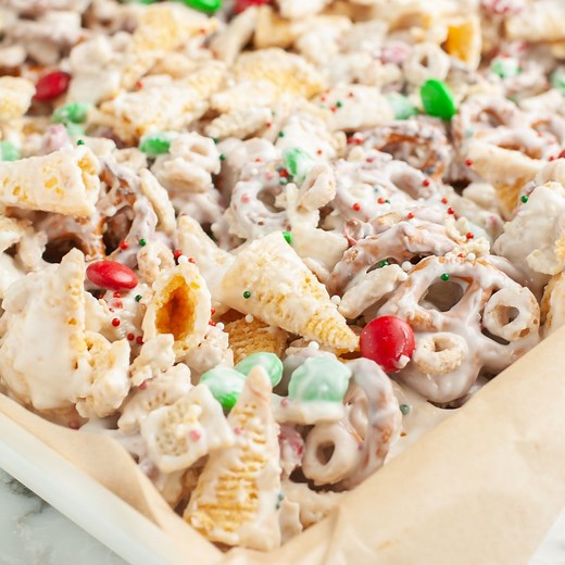 222K views · 4K reactions | Christmas Reindeer Snack Mix - A sweet and salty snack mix perfect for the holidays. Recipe in the comments. https://www.foodlovinfamily.com/christmas-reindeer-crack-recipe/christmassnacks #christmastreats #snackmix #christmaschow | Foodlovinfamily | Facebook