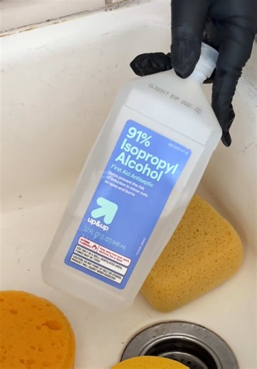 Effective Cleaning Combo: Hot Water, Lemon, and Alcohol