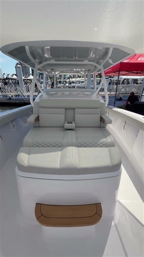 1,800 hp. Six helm seats. Huge bow lounger. Tackle station built for a king. This is the Jupiter 43.