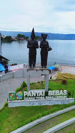 Panorama Menakjubkan Danau Toba di Pantai Bebas Parapat