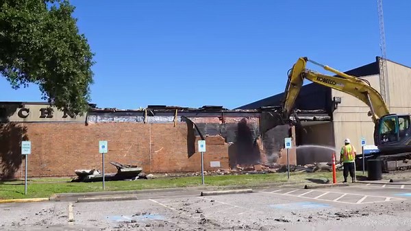 THE END OF AN ERA: The demolition of the Technical Vocational Building marks the beginning of a new chapter with the initiation of the first steps in the 2023 COM Bond. In place of this structure, a new library/classroom building will stand, housing classes and programs currently located in the Learning Resource Center, along with new programs. This new building will include a library with 60 computer stations, a tiered auditorium, 24 lecture/computer classrooms, and student study/collaboration/