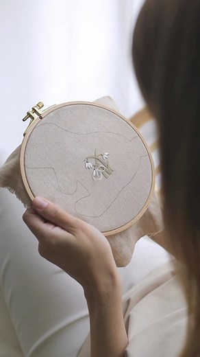 Embroidery may seem intimidating, but don’t let that stop you from giving it a try! 🤍🪡 If you’re new to the world of embroidery, don’t jump straight into big and complicated projects. Start small and work your way up. It’s all about building your skills step-by-step 💪🏻 | Whynotstitching Academy