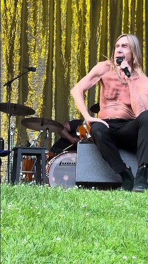 👕⚡ Iggy Pop – in the Red Hot Chili Peppers orbit – shirtless, sharp, and still pure ignition