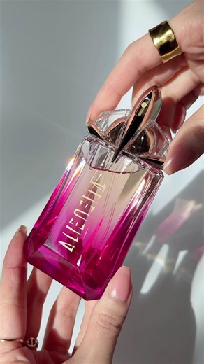 The prettiest Alien 👽🩷 @Mugler ALIEN PULP EAU DE PARFUM Introducing Mugler’s first fruity floral! Opens with bright, juicy raspberry, with jasmine and cashmeran on the dry down, bringing the fragrance to a vibrant and magnetic dimension. It's juicy, irresistible, and sensual. The fragrance is perfectly for spring and summer wear. Top notes: Raspberry and Lemon Peel; Middle notes: Jasmine, Green Mandarin and Sweet Orange Base notes: Musk, Cashmeran and Vanillin #MuglerAlien #AlienPulp #fragranc