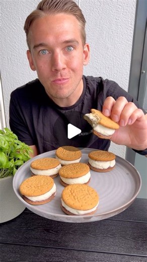 Marcus Frank on Instagram: "Hemmagjord sandwich på 4 ingredienser! 🍦😍 Alltså att något så enkelt kan vara så otroligt gott? Med det här busenkla knepet fick vi till över 20 glassar, perfekt när värmen äntligen är här. När vi ändå snackar om glass, kan inte DU kommentera och berätta var man hittar den godaste glassen i DIN stad? Vilket ställe måste man besöka? ☀️ Jag såg det här tipset inne hos @designbymatte och säger bara... DU måste också testa det här i sommar! 💛 Det enda du behöver är.. 5