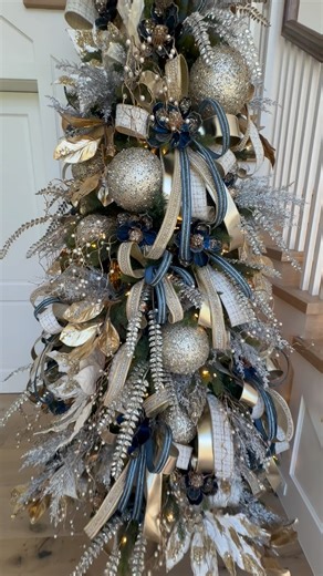 Holiday perfection ✨ This tree is pure elegance! This tree transformed our client’s home the moment the lights came on. This is what Christmas is supposed to feel like! Warm magical unforgettable🎄 Our installation calendar is open, and once we’re full, that’s it for the season. If you want your home to feel like this for the holidays, now is the time to book. 📩 Message us to reserve your installation Serving The Woodlands Houston area | Residential Commercial🎄❤️ #thetrendywreathhouse #christm