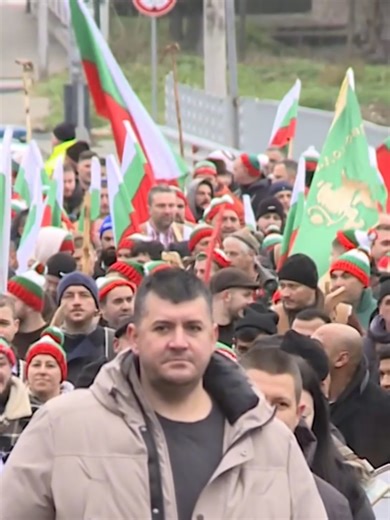 Симитли е сурва! Зрелищен празник на кукерската традиция в града. Хлопки, маски, древни ритуали и хиляди кукери от България и чужбина могат да се видят по време на фестивала