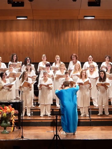 Γείρε στην πέτρα - Άνθρωπε της μοίρας μου μουσική: Γιώργος Κατσαρός στίχοι: Πυθαγόρας Γυναικεία Χορωδία «Άγ. Σπυρίδων » διεύθυνση: Χριστίνα Καλλιαρίδου Διασκευή, πιάνο: Ευστάθιος Μακρής ηχοληψία: Διονύσης Μπατζάκης από την συναυλία « Ο Γιώργος Κατσαρός... αλλιώς » Παρασκευή 5 Δεκεμβρίου 2025 Ιόνιος Ακαδημία Κέρκυρα #stspyridonchoir #choir #singinginthechoir @St. Spyridon Choir