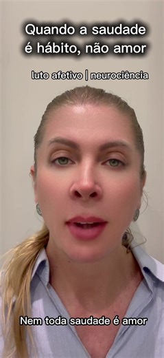 Nem toda saudade é amor. Às vezes é o cérebro repetindo um padrão que aprendeu. Quando um vínculo se repete por muito tempo, ele vira circuito automático. Mesmo quando a pessoa vai embora, o cérebro continua rodando o hábito. Não é fraqueza. É aprendizado neural. #psicologia #neurociencia #lutoafetivo #apego #termino