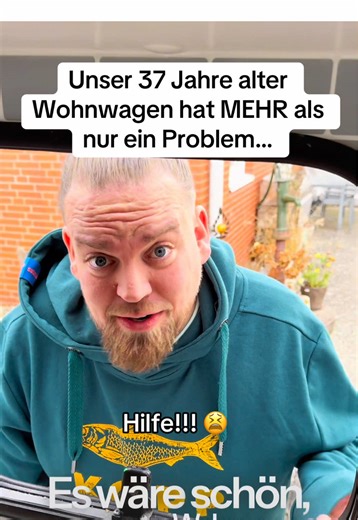 Heute gibt’s mal ein paar private Einblicke… der Struggle ist real. 😅 Unsere Meerle ist 37 Jahre alt und manchmal fühlt es sich so an, als hätte er nicht nur ein, sondern ungefähr 27 Probleme gleichzeitig. Wir dachten: „Ein bisschen TÜV vorbereiten, das schaffen wir easy.“ Der Wohnwagen dachte: „Challenge accepted.“ Tapeten lösen sich, Elektrik macht, was sie will, und irgendwo blättert sicher gerade wieder Lack ab. Aber hey wir haben Pläne. Große Pläne. Toilette, fester Schlafplatz, neue Marki