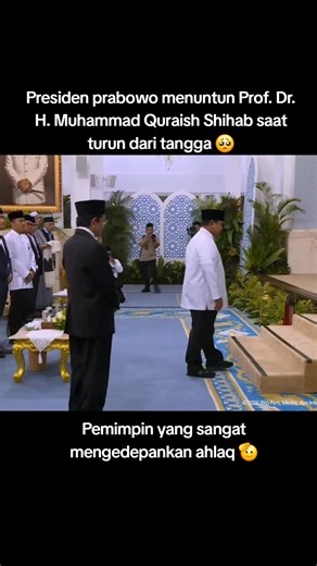 Presiden prabowo menuntun Prof. Dr. H. Muhammad Quraish Shihab saat turun dari tangga 🥺 #prabowo #prabowosubianto #quraishshihab #foryou #fyp