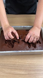 2.6M views · 28K reactions | Despedace o bolo com as mãos e você vai querer fazer sempre! | Manual de Receitas | Facebook