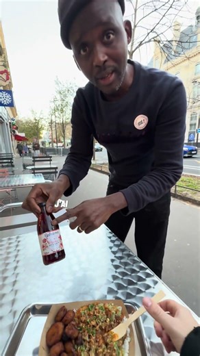 Il passait juste devant… on l’a forcé à manger 😭