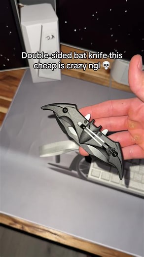 Material doesn't feel cheap either it's lowkey surprising 💀 #batman #knife #bar #foldingknife #bat