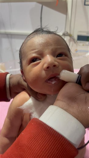 Newborn Baby Milk Feeding Through Syringe | Syringe Feeding in NICU #NewbornBaby #SyringeFeeding