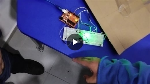 🚦 Actividad de clase: Semáforo de proximidad con Arduino Durante la clase, los estudiantes desarrollaron un proyecto práctico utilizando Arduino, un sensor ultrasónico, LEDs y resistencias, con el… | Jorge Emilio Rendon Arvizu