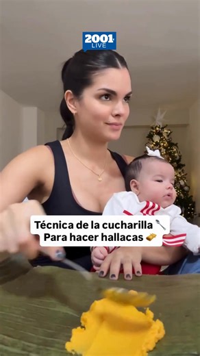 #29Dic La Miss Venezuela World 2020, Alejandra Conde, causó ternura en redes sociales luego de compartir un video en el que prepara las tradicionales hallacas acompañada por su pequeña hija, Martina. 🥹✨ La exreina de belleza también generó algunas reacciones por la técnica que usa para poner la masa en la hoja de plátano. 🥄🫣 📷📹: alejandraconde | Diario 2001