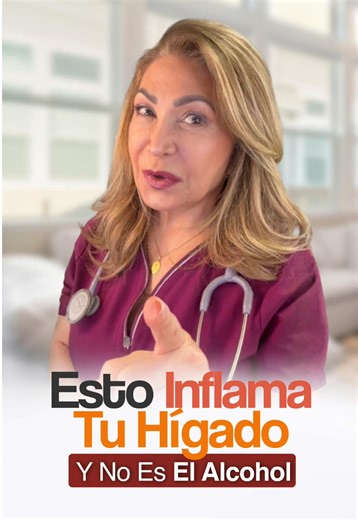 La fruta no es el enemigo, pero el contexto importa. Cuando masticas la fruta entera, la fibra actúa como un “escolta” que permite que el azúcar llegue más lento y de forma más amigable al hígado. Pero cuando bebes jugos o consumes productos procesados, la fructosa llega como un “Tsunami metabólico” que tu cuerpo convierte en grasa de inmediato. Se estimula la “Lipogénesis de Novo” (cuando los depósitos de energía están llenos, el cuerpo no desperdicia nada y utiliza este proceso como un “botón 