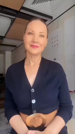 18K views · 303 reactions | Scrie ”BRAVE” în comentarii și îți trimit în privat toate detaliile programului. ❗️Hurry up, începem în martie! #MelaniaMedelanu #publingspeakingRomania #publingspeaking #comunicare | Melania Medeleanu - Cursuri Dicție și Public speaking | Facebook