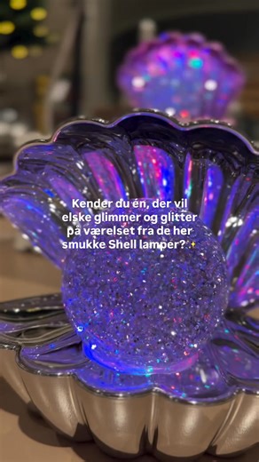 Et af de helt store julegavehit💖 Der er netop landet de her fine Shell lamper hos @bahnedk i SHOPPEN🙌🏻 Prisen er 299,95 og lampen fås i hvid, pink og sølvfarvet🪩 Kig forbi Bahne og start på julegaveindkøbene allerede nu 🎁👌🏻 | Shoppen - Aalborg