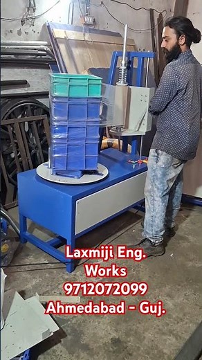 Box stretch wrapping machine with manual up & down.