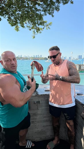 Robert Burneika on Instagram: "Ekipa na stejki🥩a nie jakieś kanapeczki 🤣🏝️#miami #usa #miamibeach #steak #food"