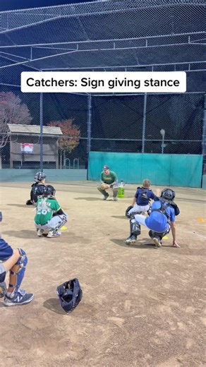 Proper sign giving stance for catchers so 3rd base coach doesn’t steal signs 🔥⚾️💪🥎 #baseballlove #baseballtraining #mlb#baseballdrill #baseballlife⚾️ #majorleaguebaseball #baseball⚾️ #baseballlife #legendsbaseball #legendsspeedball