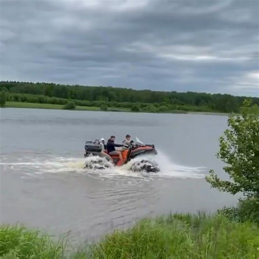 Russian 4x4 Amphibious Monster ATVs sail on the lake or river like a boat does.. 😮 😮 GO ANYWHERE in swamp, mud, desert sand, deep snow, on ice, in river, lake, etc. without getting stuck! | Russian ATV