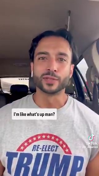 💥一名身穿川普T恤的合法伊朗移民在健身房遭到一名老左派的质问。“我在健身房里，自己好好锻炼，没惹任何人。这时一个年纪比较大的白人老头走过来，指着我的T恤说：‘让我跟你简单聊两句。’我就走过去，问他：‘怎么了，哥们？’他说：‘你现在不应该穿这件衣服。你会冒犯很多人。’我问：‘谁？我会冒犯谁？’他说：‘移民。’我当时就笑出声了，说：‘我就是移民啊，我支持（川普）总统。’他立刻说：‘不，你不是。’我说：‘我是啊 - 我在伊朗出生长大，哥们儿。’这下他彻底懵了，说：‘那士兵呢？军队正被部署去对付抗议者。’我说：‘我也喜欢法律和秩序啊。我喜欢商店不被抢劫，我喜欢出租车不被烧毁。我不知道你怎么想，但我在这件事上支持他。’然后他又说：‘军队里很多人不支持。他们正在发声，他们正在离开。’我告诉他：‘那你猜怎么着，哥们儿？我也是退伍军人。军队里教的第一件事就是服从指挥链。而指挥链的最顶端是谁？是总司令 - 美国总统。’我还跟他说了：‘如果你说的是移民 - 那你说错了。你说的应该是非法移民。’我自己在土耳其的难民营待了3年。 没有学校，没有工作，没有收入，就那样等着轮到我们，因为我们知道那边（美国）有什