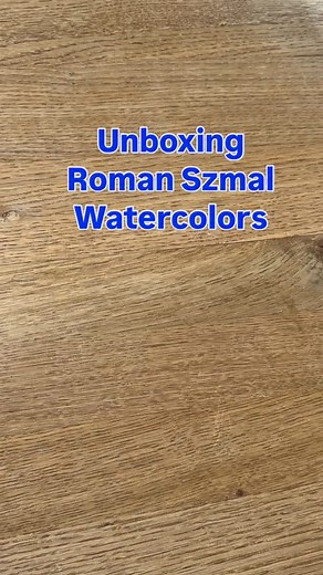 Unboxing Roman Szmal Watercolors Hallo Ihr Lieben, Ich habe geniale Nachrochten für euch! Aber vorab erst mal zu diesem Unboxing. Schaut euch mal diesen wunderschönen Holzkasten von @romanszmalde an! Den habe ich von meiner lieben Zwillingsschwester zum Geburtstag bekommen. 😍🤩🫶🏼 Bestellt haben wir ihn über @steckenpferdchenshop Sieht der Kasten nicht fantastisch aus? Leider mag ich ihn gar nicht gerne auspacken, weil er so schön aussieht. Geht’s euch mit neuen Aquarellkästen genauso? Die tol