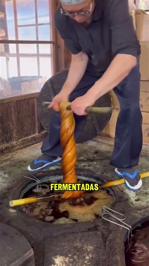 That's why this silk changes color when it's squeezed 🤯