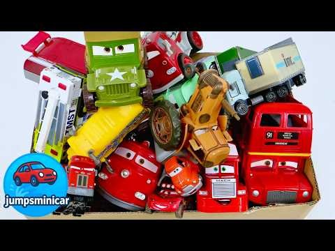 カーズ☆ダンボールいっぱいのミニカーをチェックして坂道でテスト走行♪