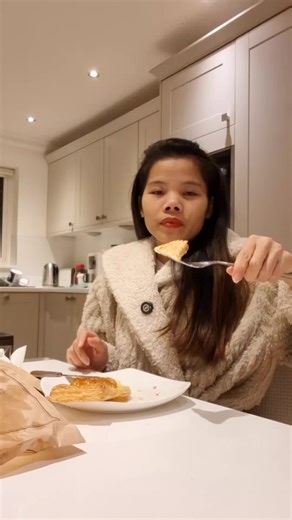 Anh chồng mua bánh chúc mừng vợ đã đến UK được 1 năm.Sẵn tiện khui đồ mua hôm trước luôn😄. #bimilcuocsonguk #foryoupage❤️❤️ #vlog #daily #shorts