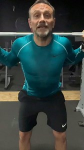 7.3K views · 164 reactions | Le Good Morning ! Un exercice efficace pour travailler les fessiers, l’arrière des jambes, le dos et la partie abdominale. Assurez-vous de bien le réaliser : on commence par poser la barre sur les trapèzes et pas sur le cou. Réalise 8 à 10 répétitions et tu fais 3 à 4 séries Je te conseil d’ajouter cette séance à ton entraînement 1 fois par semaine #glutesworkout #gymtok #musculation | Jean-Baptiste KAPOUDJIAN | Facebook