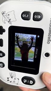 📸✨ Unleash your child’s creativity with the @kidamento_camera ! It’s perfect for young photographers eager to explore and learn new tricks. For example, try teaching them about backlit photos: encourage them to capture people with the light shining from behind. This technique transforms their subject into a mysterious silhouette, highlighting the light and shadows beautifully. It’s a fun way to understand lighting effects and composition. Let their imagination run wild and watch them master the