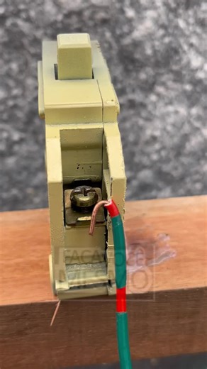 The right way to insert stiff wire into a breaker Easy fit without forcing the wire #ElectricalTip #BreakerInstallation #HomeWiring