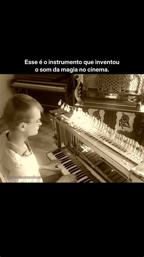 🔨📓 Johann Sebastian Bach – Invenção nº 13 em lá menor, BWV 784 Marek Kudriaszow – celesta 🎹 • Esta música nasceu num caderno que Bach abriu, em 1720, para o filho mais velho, Wilhelm Friedemann, então com nove anos. As peças entraram no caderno tempos depois, ainda com outro nome, e mais tarde Bach as reescreveu como exercícios para os alunos. Quando passou tudo a limpo, escreveu na página de rosto para que elas servem: mostrar a quem gosta de teclado, e sobretudo a quem quer aprender, como t