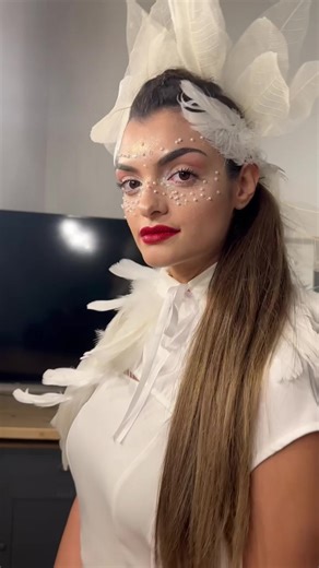 Preciosa nuestra modelo de Modelsy. @user06844973493 estupenda como siempre. En el evento que tuvo lugar en Barcelona el pasado Domingo con Davines. Dream Shapes es una exploración de las formas en movimiento, donde el cabello se convierte en lenguaje y el gesto artístico, en emoción. Entre estructura y ligereza, entre precisión e intuición, la creación se expresa libremente a través de siluetas que revelan una visión única. Un equilibrio sutil entre dominio técnico y sensibilidad, donde la bell