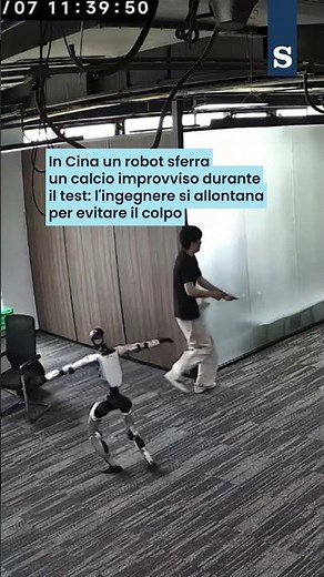 Il ROBOT UMANOIDE SCALCIA all’improvviso: l’INGEGNERE si scansa per evitare il colpo