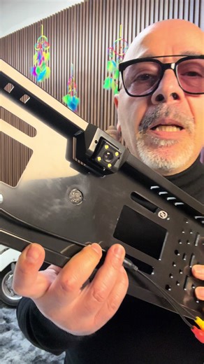 Può essere collegato a qualsiasi sistema video per auto con il cablaggio incluso Obiettivo grandangolare da 170° garantisce una vasta visibilità intorno al veicolo Funzione di visione notturna: Dotato di 4 luci LED per una maggiore visibilità in condizioni di scarsa illuminazione Installazione semplice con un set standard di viti, compatibile con targhe europee Realizzato in plastica robusta con grado di protezione IP68, adatto a tutte le condizioni meteorologiche Migliora la sicurezza durante l